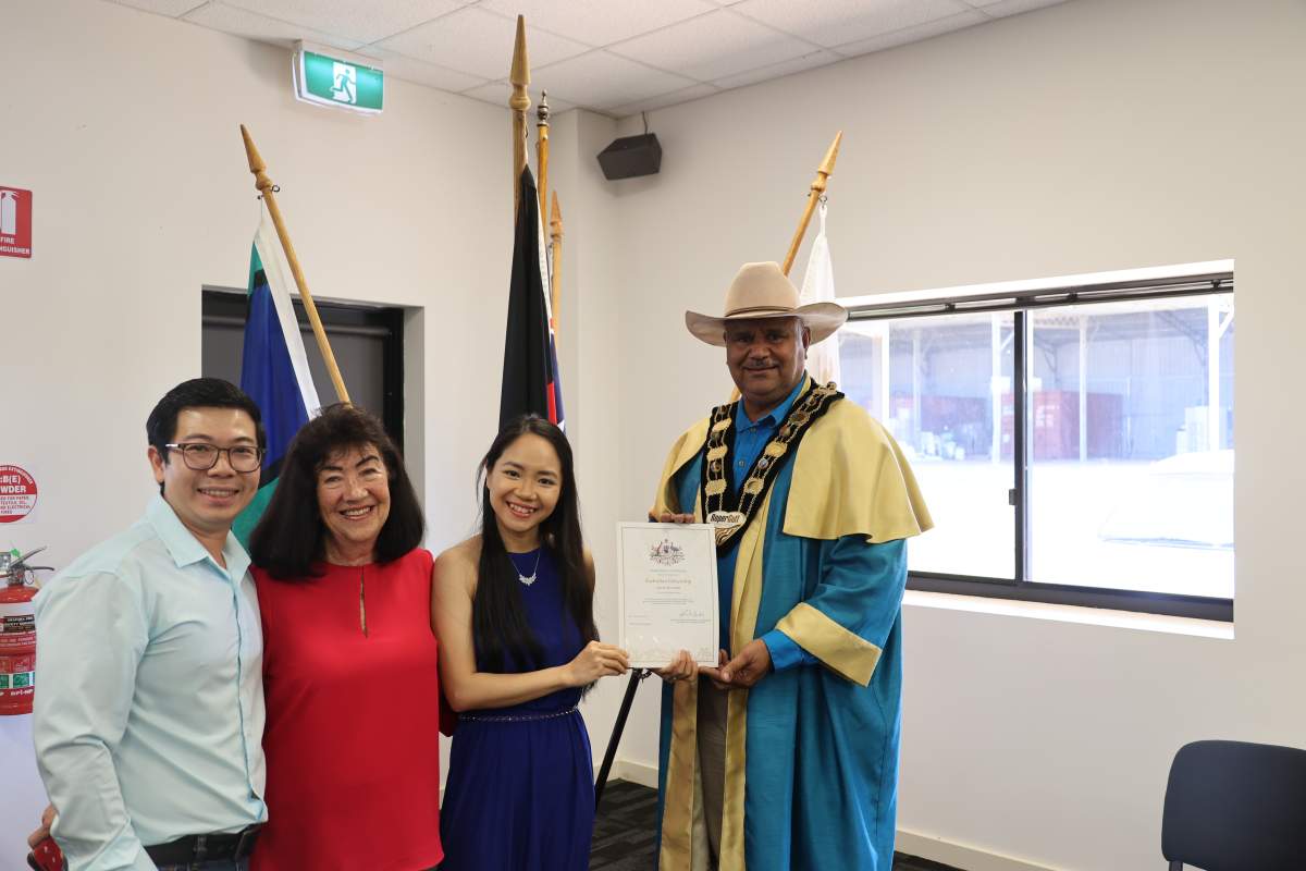 Conferee receive certificate from Mayor